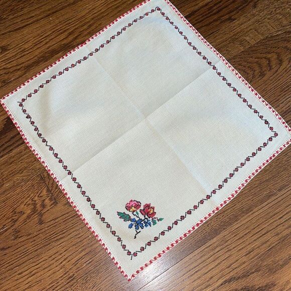 Vintage off white/cream small table cloth & 4 napkins with cross stitch flowers - Picture 3 of 11